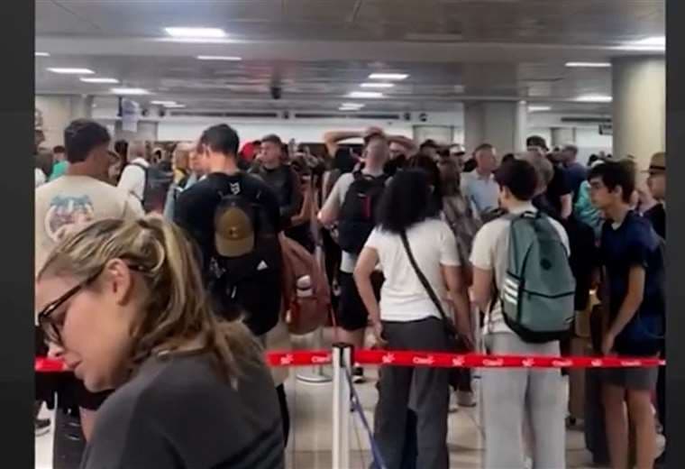 Refuerzan control migratorio en el Juan Santamaría por alta afluencia de viajeros