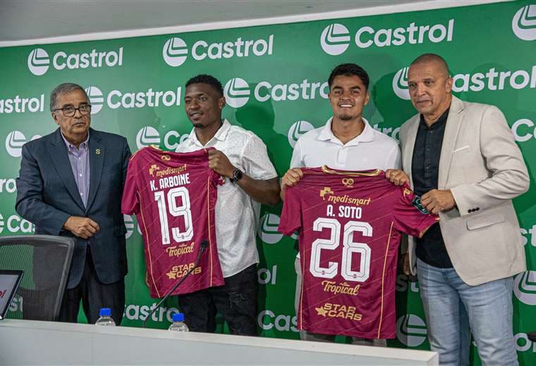 Erick Lonis y Roberto Artavia junto a los refuerzos de Saprissa. Foto: Saprissa
