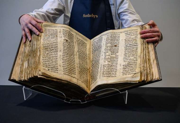 El manuscrito incluye en sus márgenes numerosas inscripciones y anotaciones hechos por los