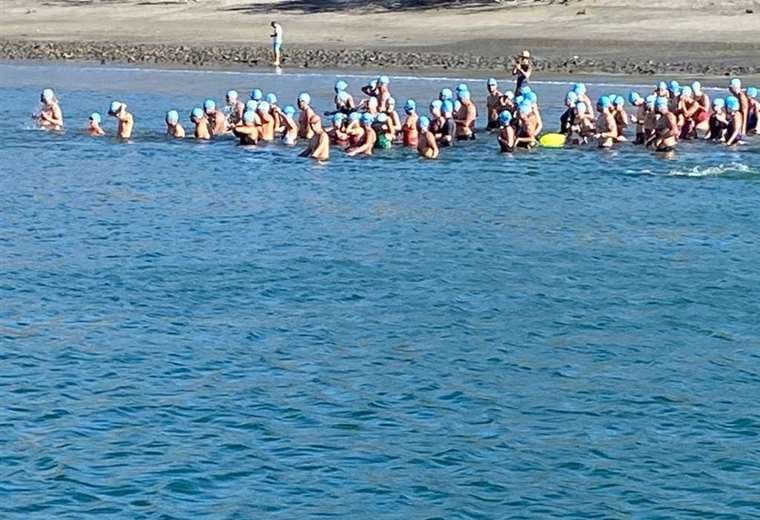 Guardacostas auxilió a 32 competidores en competencia de Aguas Abiertas.