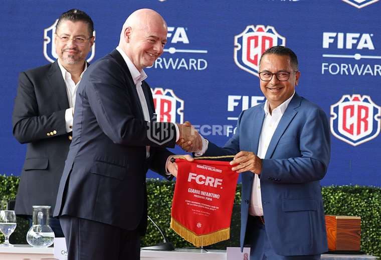Rodolfo Villalobos junto a Gianni Infantino en el Proyecto Gol.