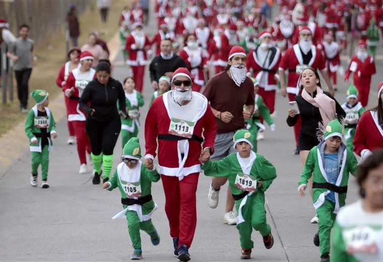 Carrera navideña en México. AFP