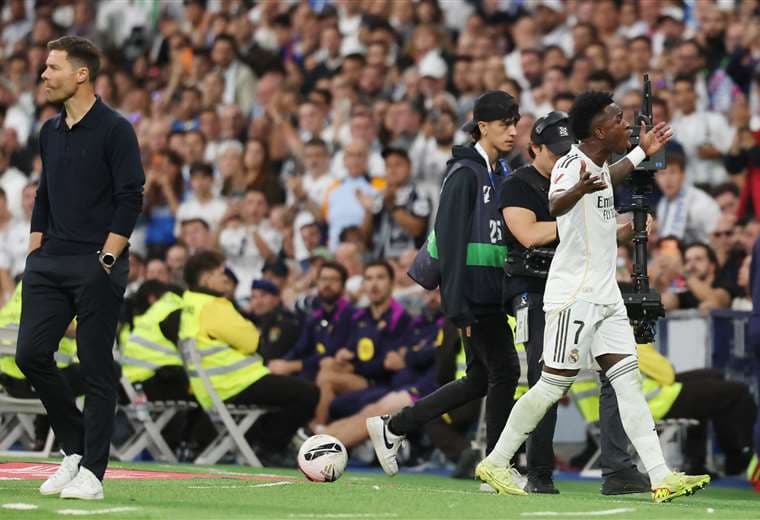 Xabi Alonso y Vinicius/AFP
