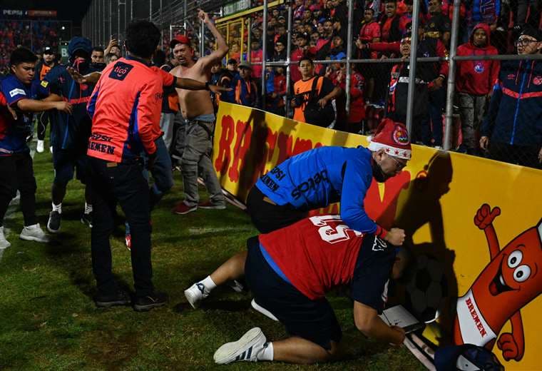 Final en Guatemala terminó en violencia/AFP