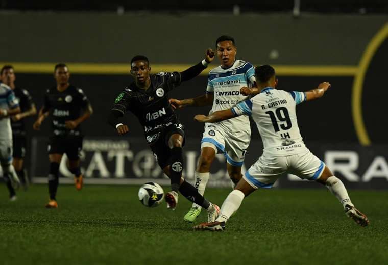 Sporting suma tres puntos ante un Santa Ana que sigue complicándose