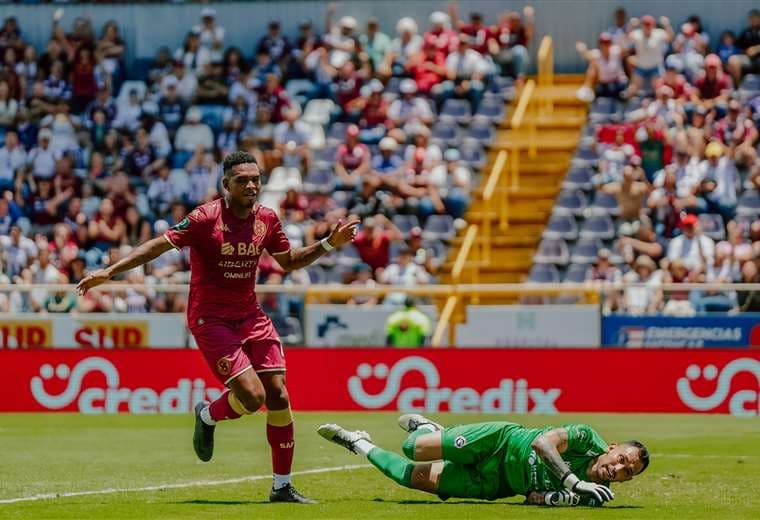 Orlando Sinclair, Saprissa. Crédito: @momentamotion