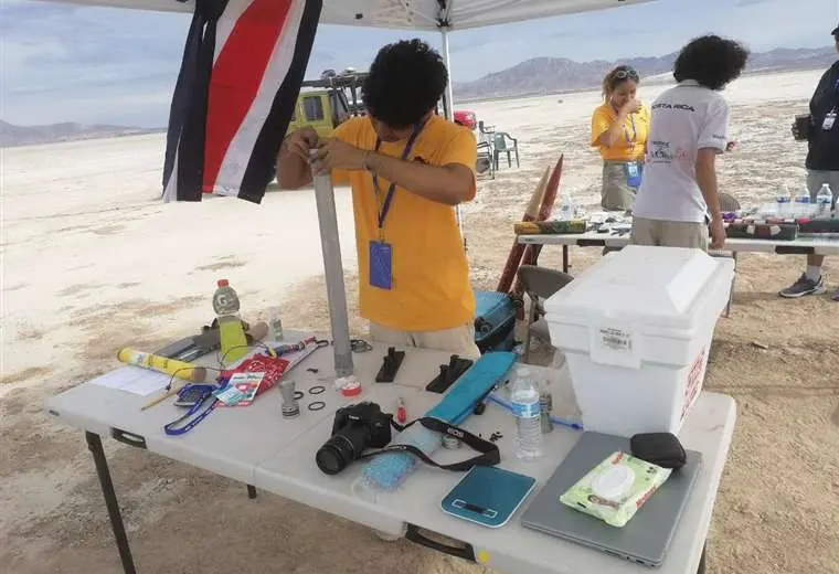 Equipo tico gana competencia internacional de cohetería