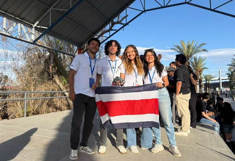 Equipo tico gana competencia internacional de cohetería