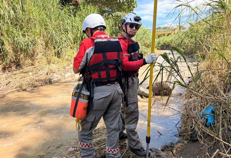 Cruz Roja durante labores de rescate en río Reventado/Prensa CRC