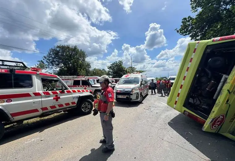 Vuelco de bus en Sarapiquí/Prensa CRC