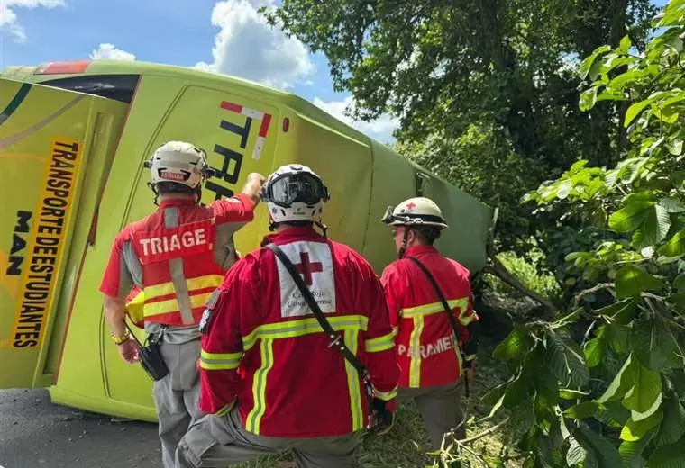 Vuelco de bus en Sarapiquí/Prensa CRC