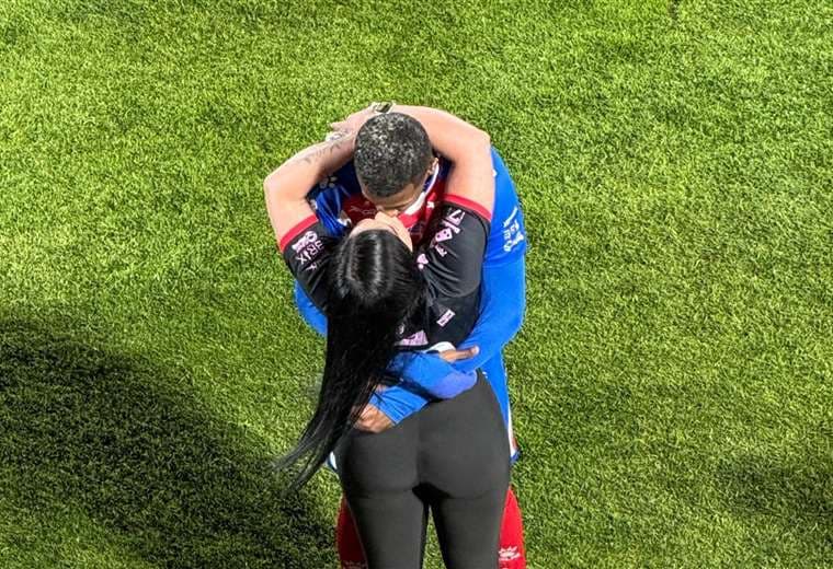 Legionario pide matrimonio en plena cancha