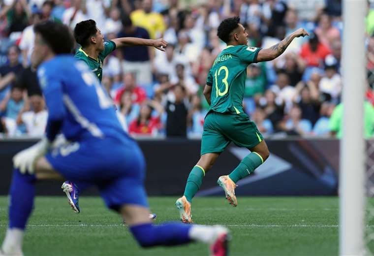 Bolivia vs. Surinam. AFP