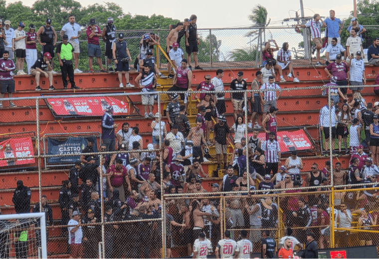 Enfrentamiento en gradería pausa juego entre Puntarenas y Saprissa en el Lito Pérez