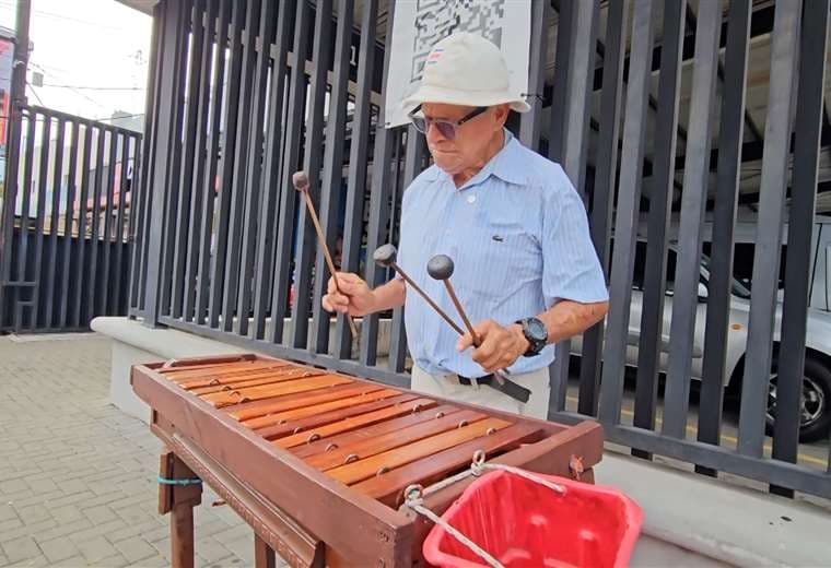 Manuel tiene 80 años, una marimba con ruedas y 30 años de recorrer Alajuela con su música