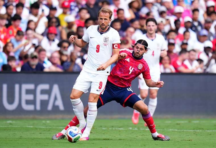 Pese al dominio absoluto, Inglaterra apenas vence por la mínima a La Sele al descanso