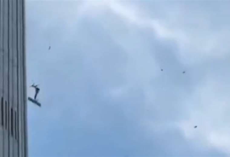 Video: Avión ligero choca contra rascacielos de 528 metros en la capital china