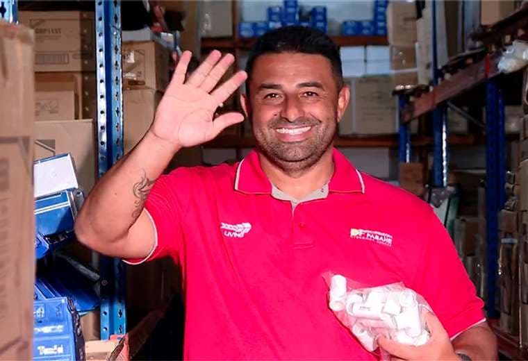 Carlos "El Zorro" Hernández: de golazos y mundiales a la venta de artículos de ferretería