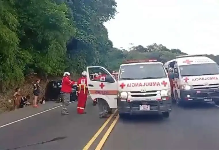 Video: Choque entre un carro y una microbús dejó seis heridos en Orotina