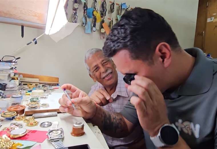 Johnny López revive un oficio centenario junto a un maestro relojero