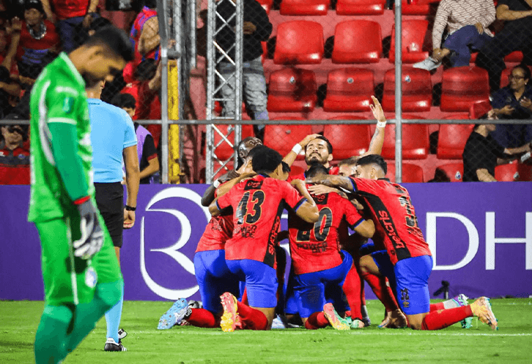Error de Kevin Briceño. Foto: Rojos del Municipal
