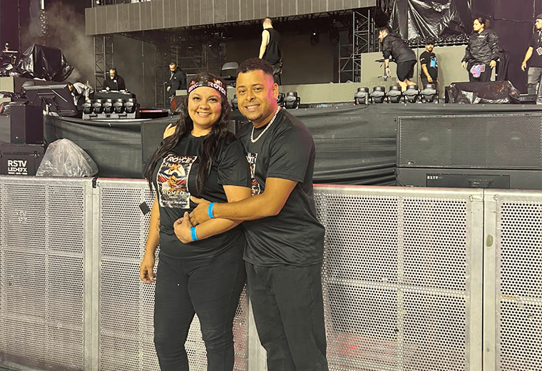 Subió al escenario y cantó con Romeo Santos: "Los nervios los amarré en una bolsa"