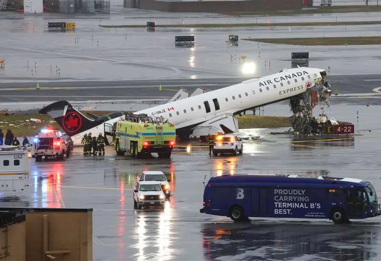 Accidente aéreo avión de Air Canada y un camión de bomberos en Nueva York/AFP