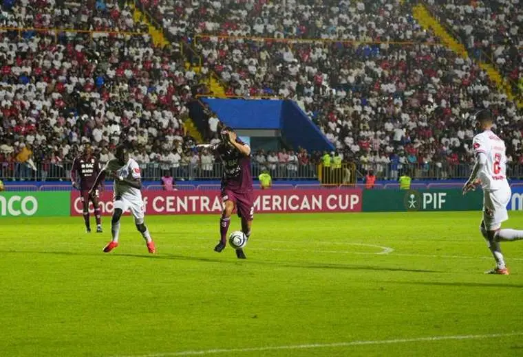 Mariano Torres. Saprissa