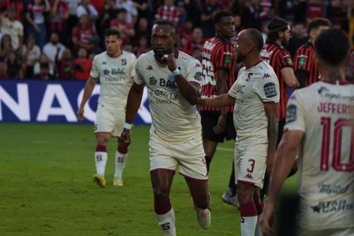 Kendall Waston celebra su gol en el Morera Soto en abril del 2026/Prensa Saprissa