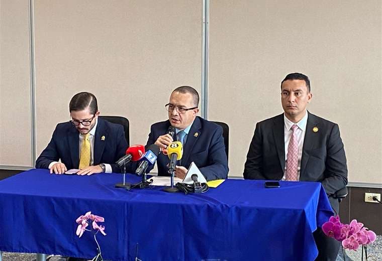 Gerald Campos (centro) junto a Gabriel Aguilar, izquierda y Pablo Martínez (derecha)