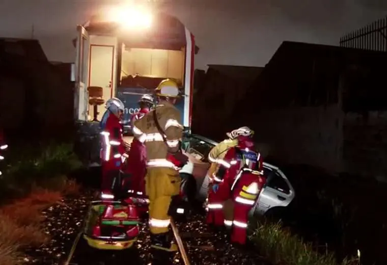 Dos personas heridas tras choque de carro contra el tren en Pavas