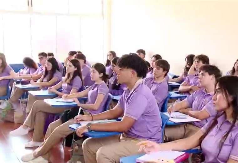 Alumnos de bachillerato internacional en colegios públicos estudian con calculadoras del 2008