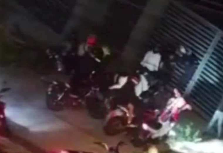 Turba de motociclistas ataca pareja para robarle moto en Escazú