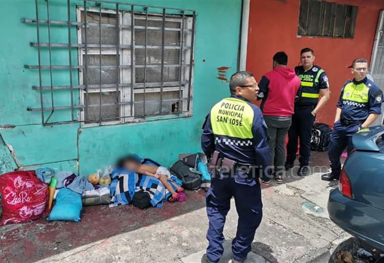 Policía encuentra a niño solo y en pañales durmiendo sobre bultos en ...